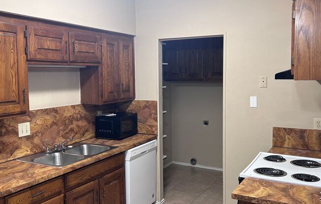 2 beds, 2 baths, $1,300