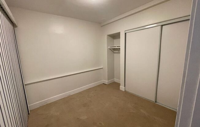 3 BD 1 BA- 1/2 duplex 6 Blocks From Beach Fenced Front & Backyard