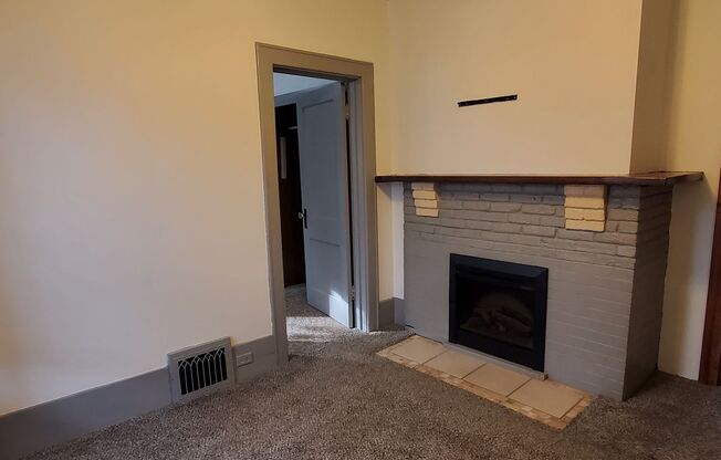 2 beds, 1 bath, $1,050, Unit Unit A