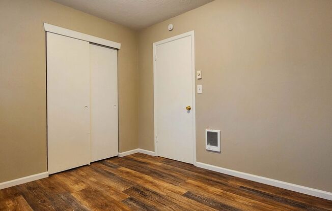 Refurbished 2 Bed 1 Bath with W/D in unit - close to Elk Rock, Max, on bus line