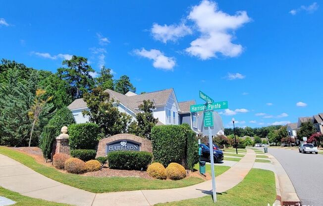 371 ROBERTS RDG DR