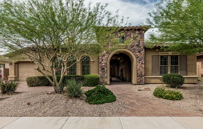 Golf course home in Estrella Mountain Ranch! Unbelievable amenities included!