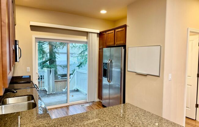 Beautiful 2 bed, 2.5 bath townhome located in Mountlake Terrance $2800/mo.