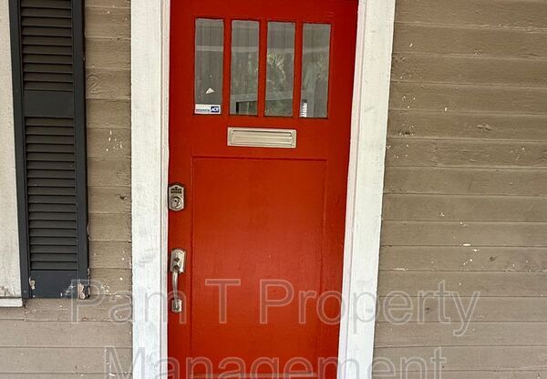 1112 E VICTORY DR