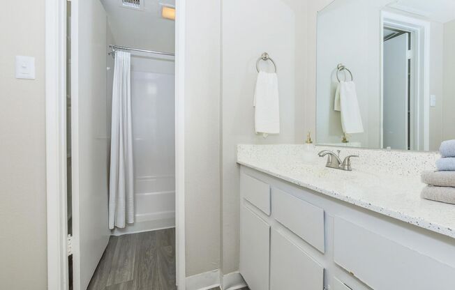 Studio, 1 bath, 390 sqft, $924, Unit 165