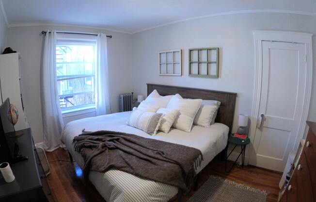 1 bed, 1 bath, $2,400, Unit 24