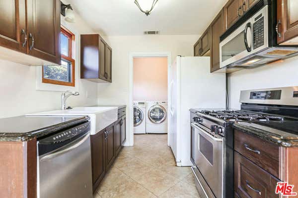 2 beds, 1 bath, 960 sqft, $3,250