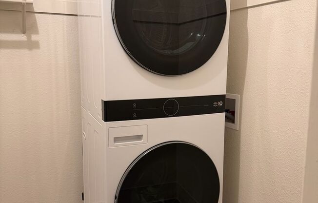 2 beds, 1 bath, 1,015 sqft, $1,995, Unit 077