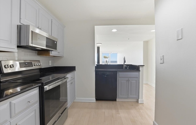 2 beds, 2 baths, 1,050 sqft, $3,550, Unit 6-6W