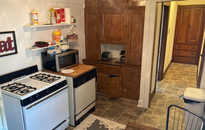 2 beds, 1 bath, 1,100 sqft, $1,295, Unit 18