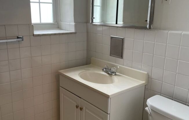 1 bed, 1 bath, 768 sqft, $1,450, Unit Royal York 809