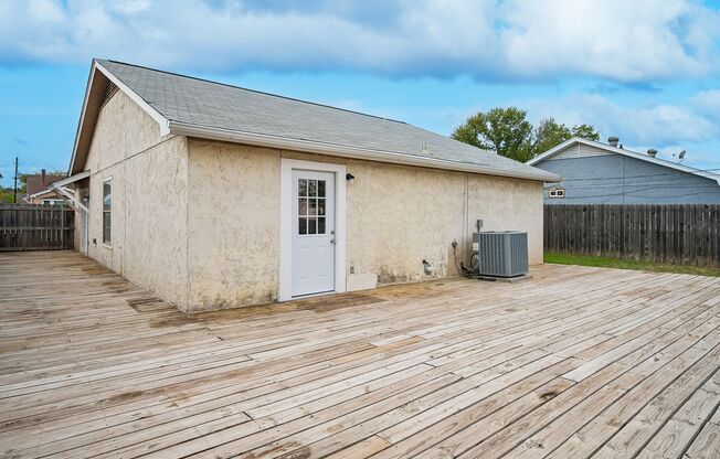 3 beds, 1 bath, $2,200