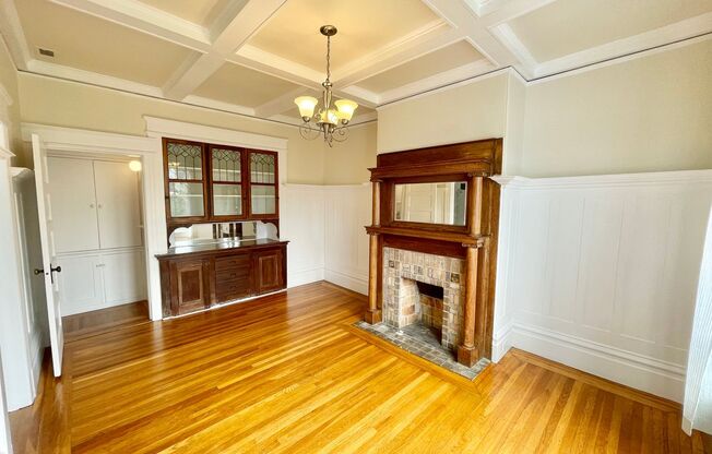 Wonderful Light and Bright Top Floor 2BR/1BA Flat w/Parking, Laundry, Shared Garden - PROGRESSIVE