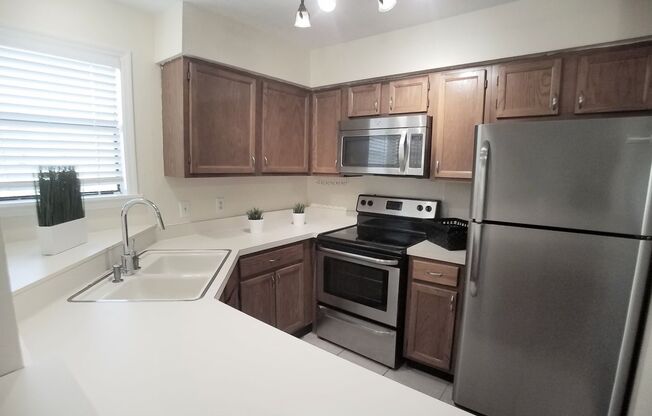 Beautiful 1/1 wood floor condo for rent in front of Full Sail !