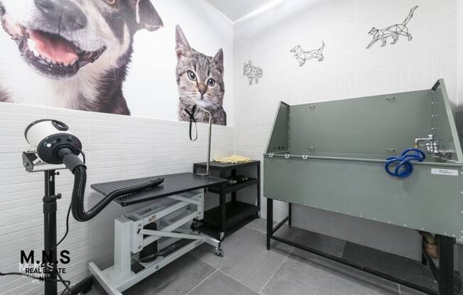 2 beds, 1 bath, $2,724, Unit J4