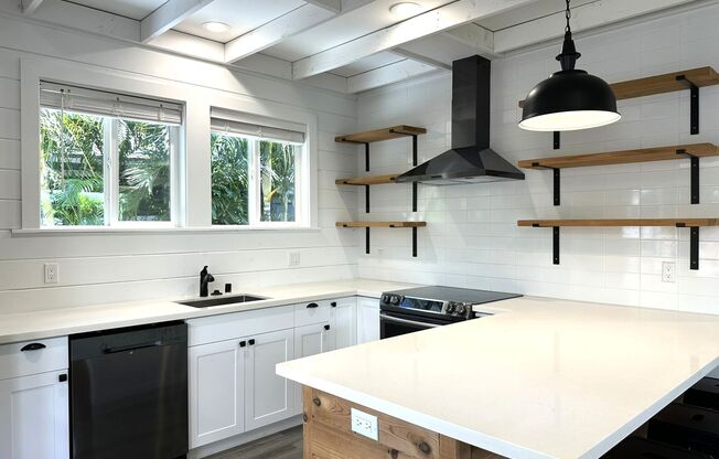 Aina Haina - Charming 2BR/1BA/Street Parking Only