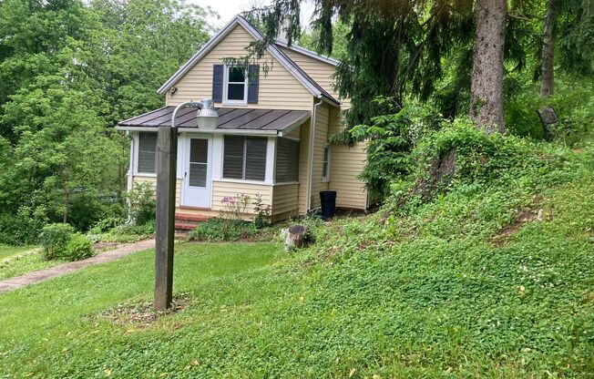 Charming 2 Bedroom/1.5 Bathroom Home in Cockeysville, MD!