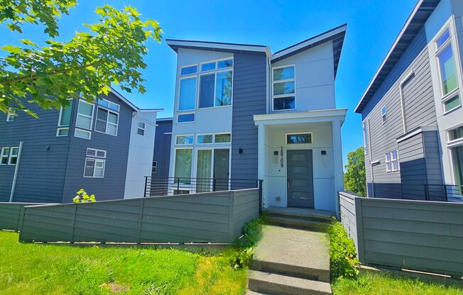 3 Bed 3.5 Bath Townhome in the Heart of Downtown Bothell!