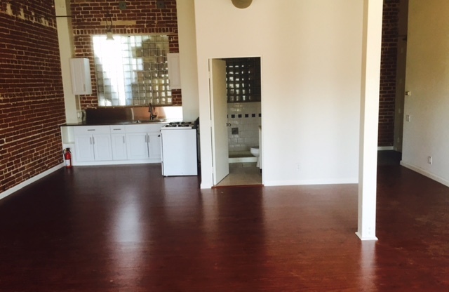 Studio, 1 bath, 700 sqft, $2,195