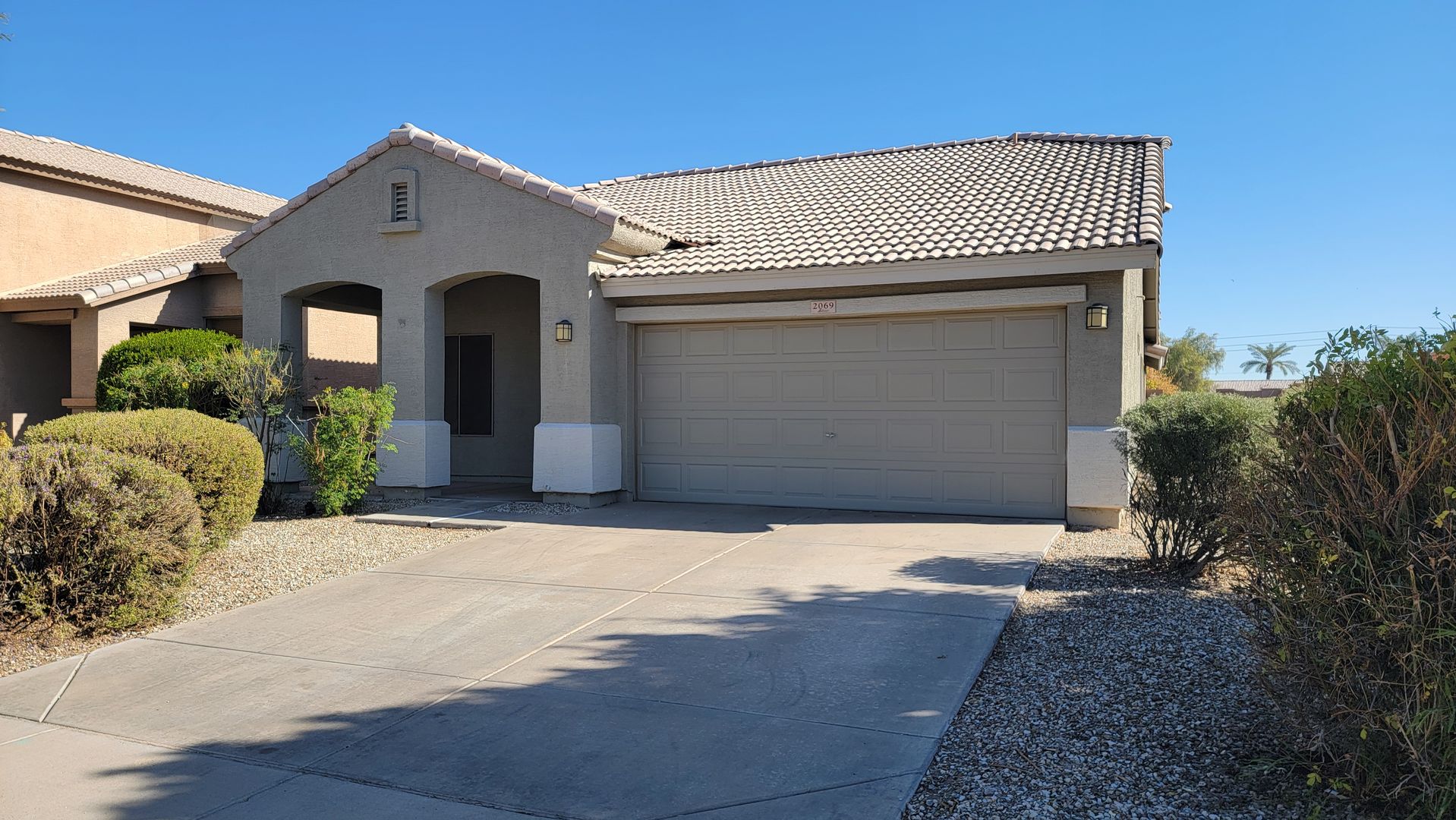 Excellent price on this rental home in Goodyear!  Community pool!