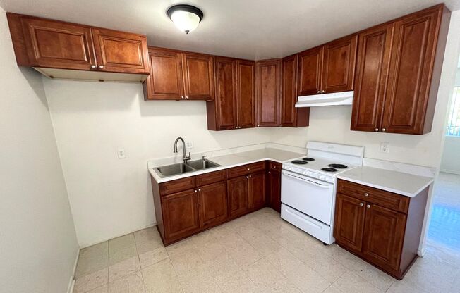 2 beds, 1 bath, $2,250, Unit 711 E. Pleasant Street #B5