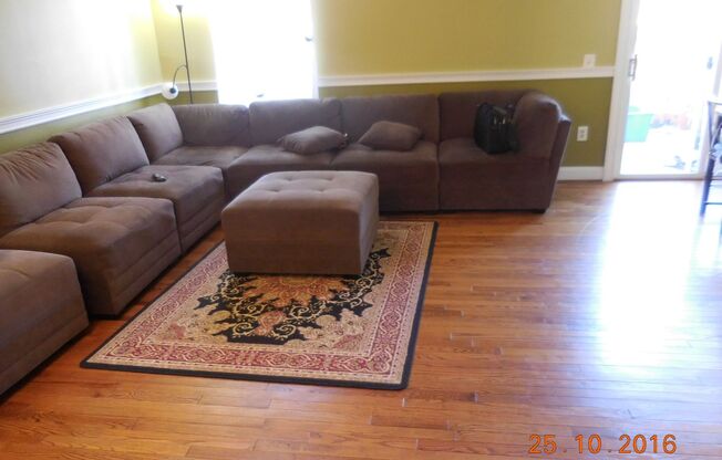 Leesburg Townhouse with Amenities