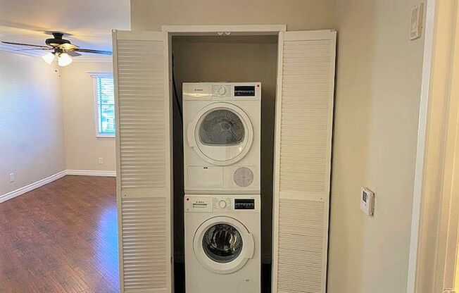 2 beds, 2 baths, 950 sqft, $2,795, Unit 215