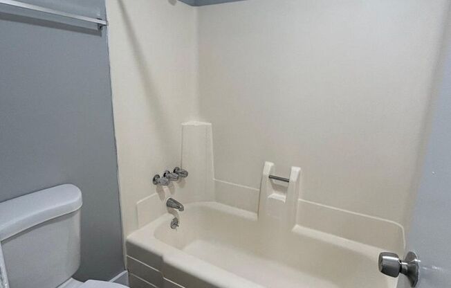 3 beds, 1 bath, 890 sqft, $1,595, Unit 505 M2