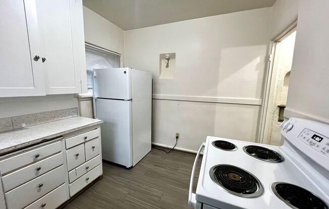 2 beds, 1 bath, 650 sqft, $950, Unit 9