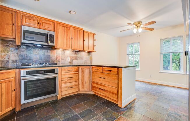 Super Spacious 2 Bedroom Apartment in Park Spring!
