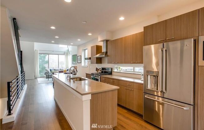 Stylish Townhome Living Near Lake Sammamish | 2 Bedrooms, 2.5 Bathrooms