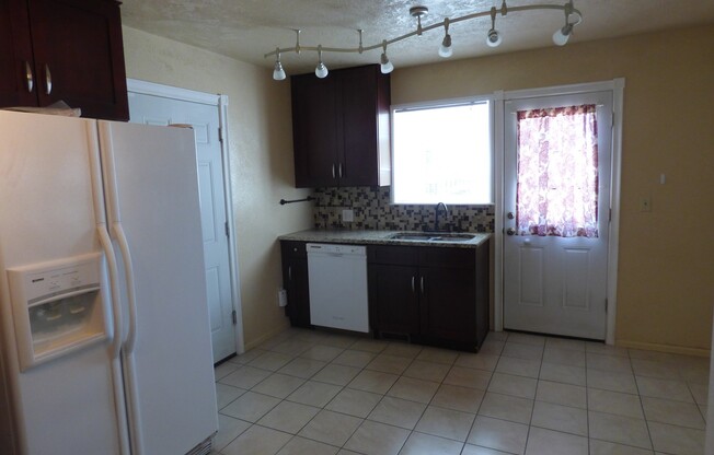 NEWER CARPET & STAINLESS FRIDGE!! BACKS TO BEAUTIFUL TOLL GATE CREEK TRAIL! PRIMARY BED & BATH, SPRINKLER & FENCED YARD!