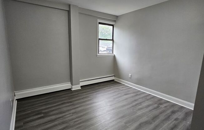 3 beds, 1 bath, $2,295, Unit Apt LD