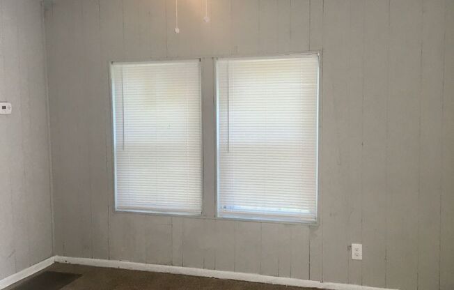 Cute 2 Bed/1 Bath HOUSE w/ yard!!