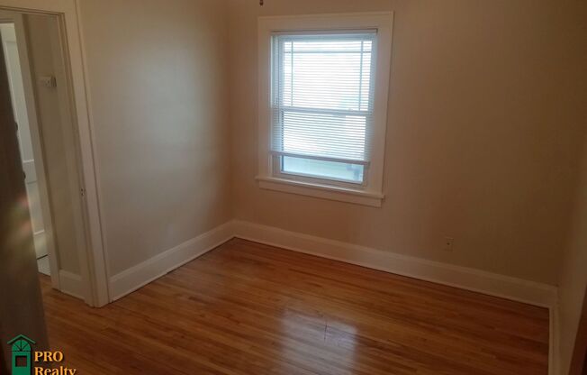 2 beds, 1 bath, 1,104 sqft, $1,250