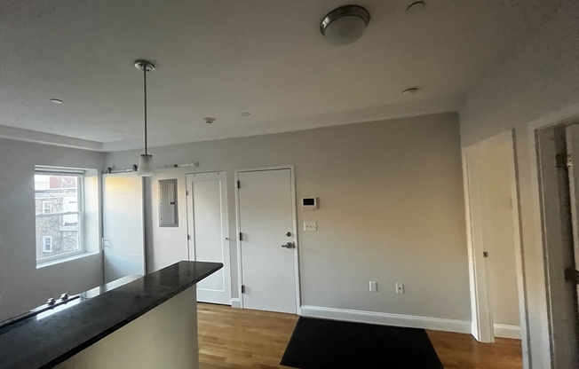 2 beds, 1 bath, 650 sqft, $3,000, Unit 4