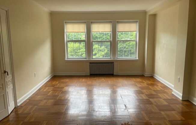 1 bed, 1 bath, 768 sqft, $1,400, Unit Royal York 810