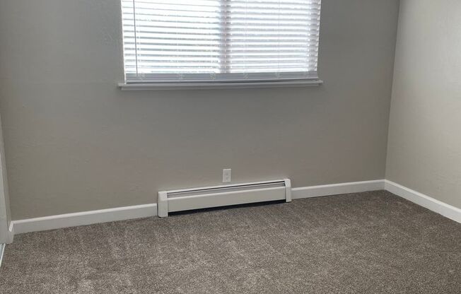 3 beds, 1 bath, 900 sqft, $1,590, Unit 57