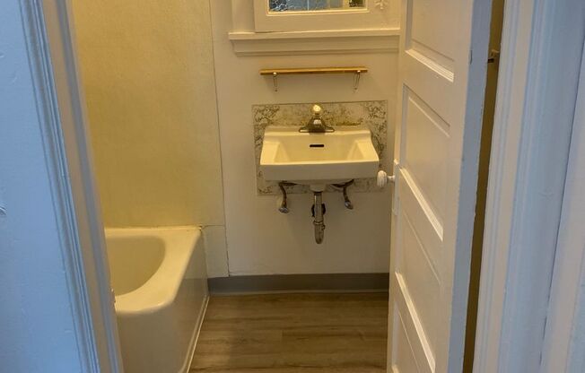 2 beds, 1 bath, $810, Unit H