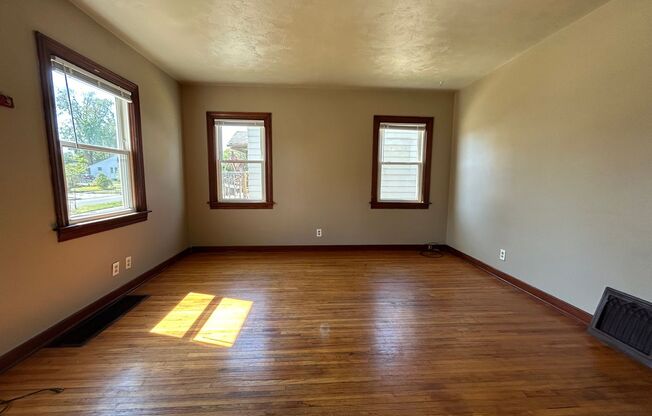 2 beds, 1 bath, $895