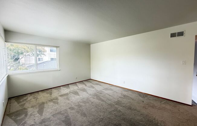 2 beds, 1 bath, $2,600, Unit 2053 Central Ave C (LO)