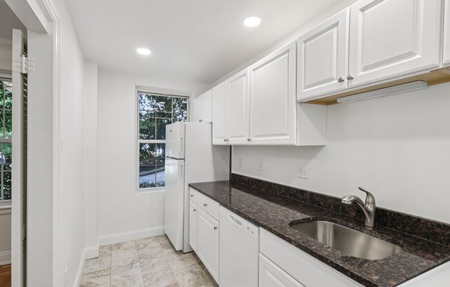 2 beds, 1 bath, 975 sqft, $1,900, Unit Royal York 102