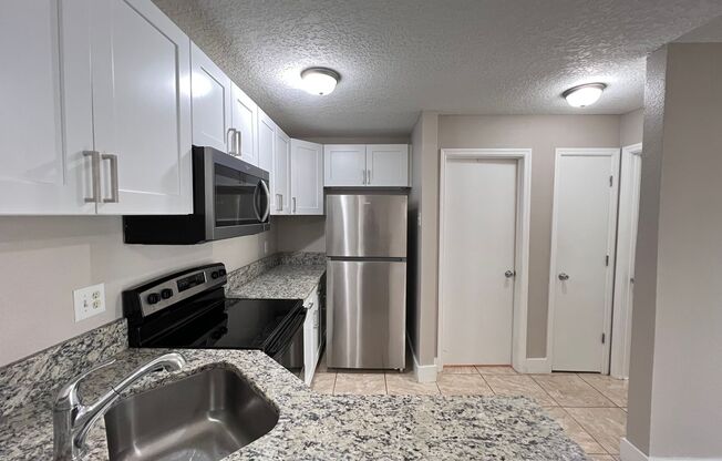 Great 1/1 condo in gated community!