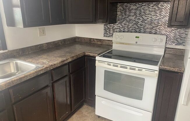 2 Bedroom 1 Bath Upper Level Duplex in Alexandria-Available Now