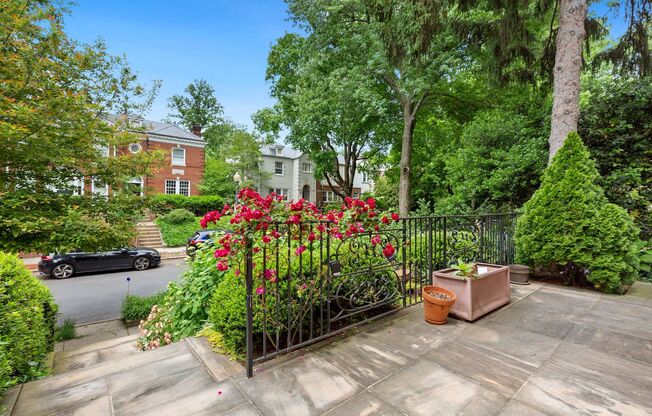 Available Now! 4 Bedroom  3.5  Bathroom Townhouse //Woodley Park// Garage, Driveway & 3 Levels of Living Space!