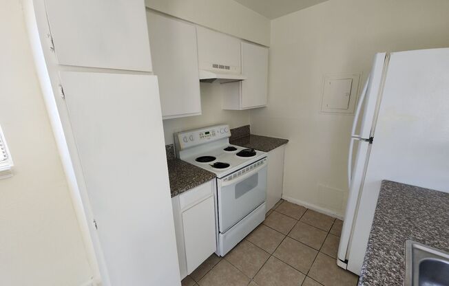 2 beds, 1 bath, 717 sqft, $1,000, Unit Unit 4