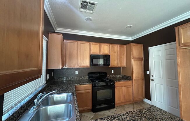 CHARMING SINGLE FAMILY HOME IN MOUNTAINS EDGE!!