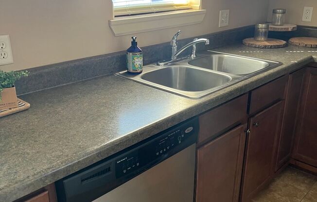 2 beds, 1 bath, 1,100 sqft, $1,695, Unit 615 - Unit 201 Duplex B1100