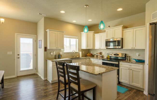 Like new in Ventana! 4 bedroom,3 bath, fenced yard.