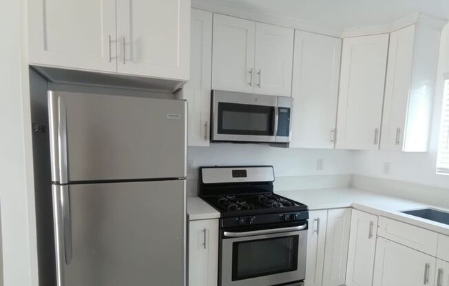 2 beds, 1 bath, $2,250, Unit 1530-2